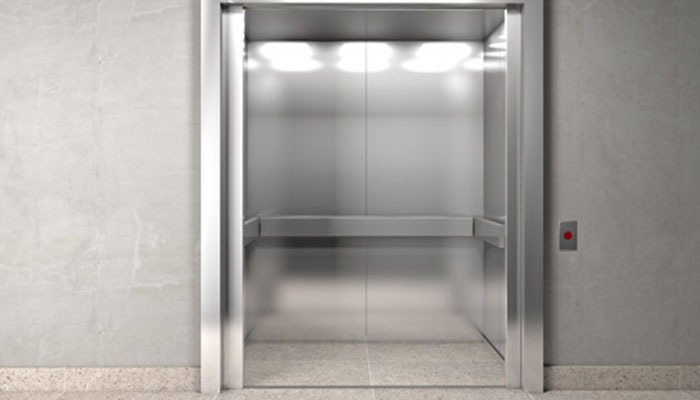 Cabine de elevador moderna com acabamento em aço inox